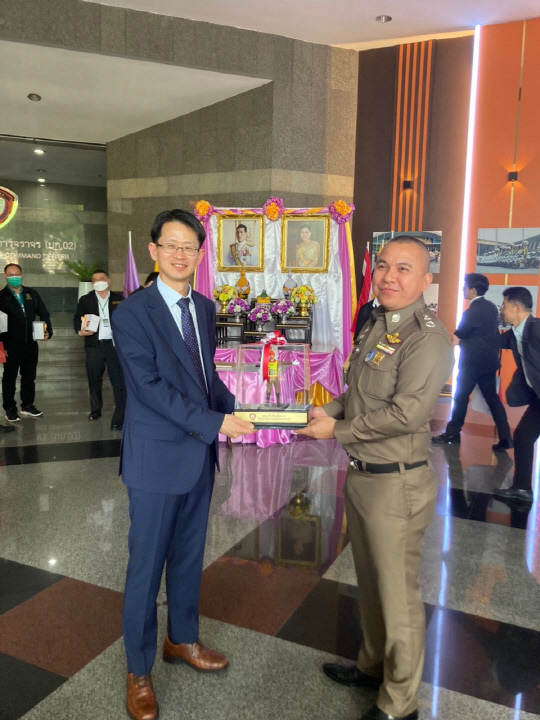 백승보(왼쪽) 조달청 차장과 태국 왕립 경찰청 교통국장이 지난 20일 태국 경찰청에서 전후면 인식 CCTV 시범구매 사업을 위한 협력방안에 대해 논의했다.   조달청 제공